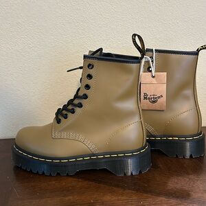 Dr. Martens 1460 Smooth leather boots- Green Upper/Yellow Stitching New! Sz 6